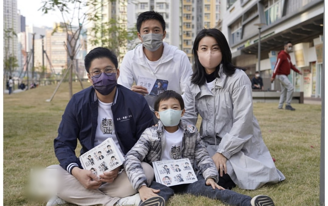 霍启刚带郭晶晶和儿子街头拉选票，亲弟弟一同现身帮宣传尽心尽力