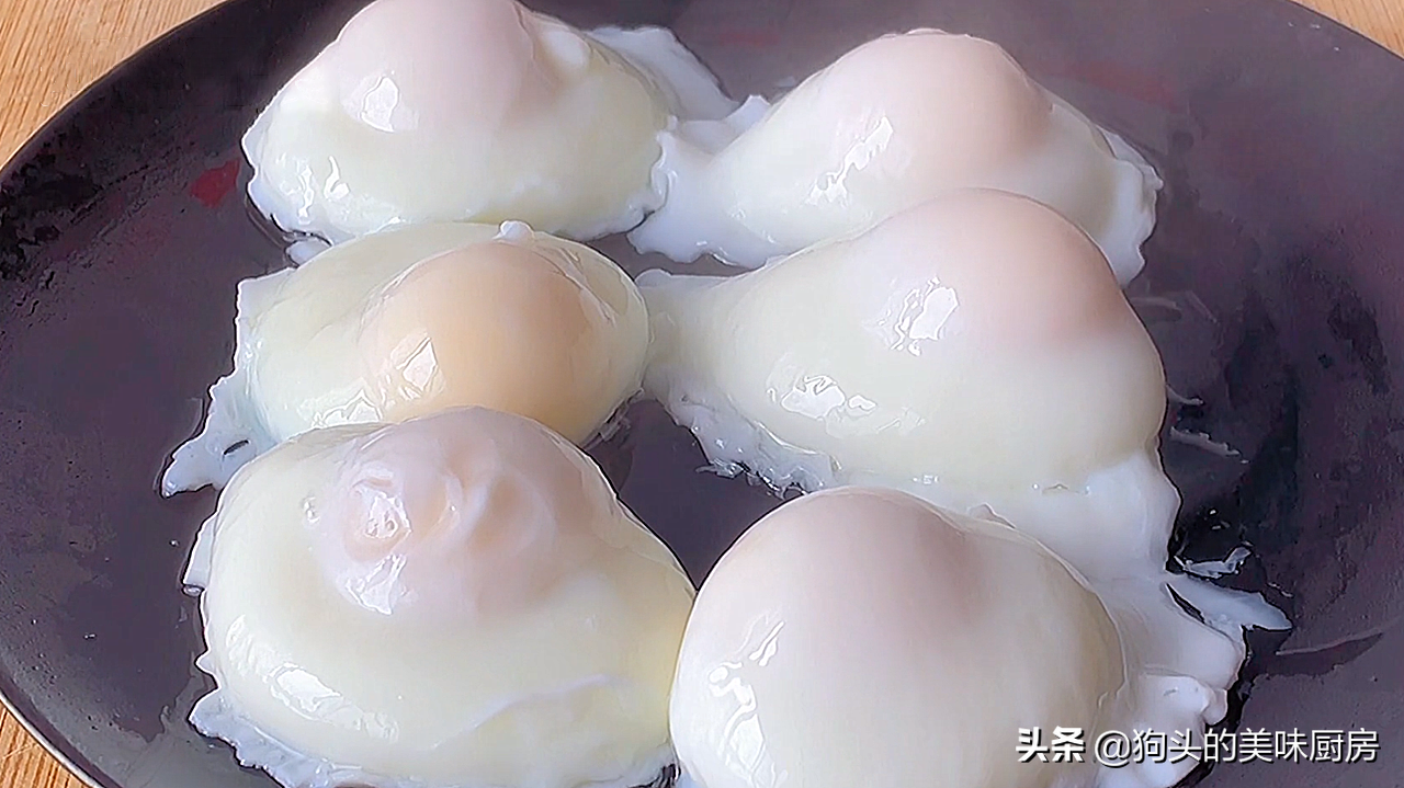 这技术煮荷包蛋太厉害了，不散花无白沫，又圆又光滑，太简单了