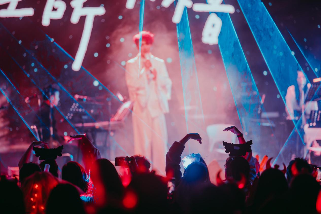 沈煜伦重庆演唱会氛围拉满 粉丝隔空同台超暖心