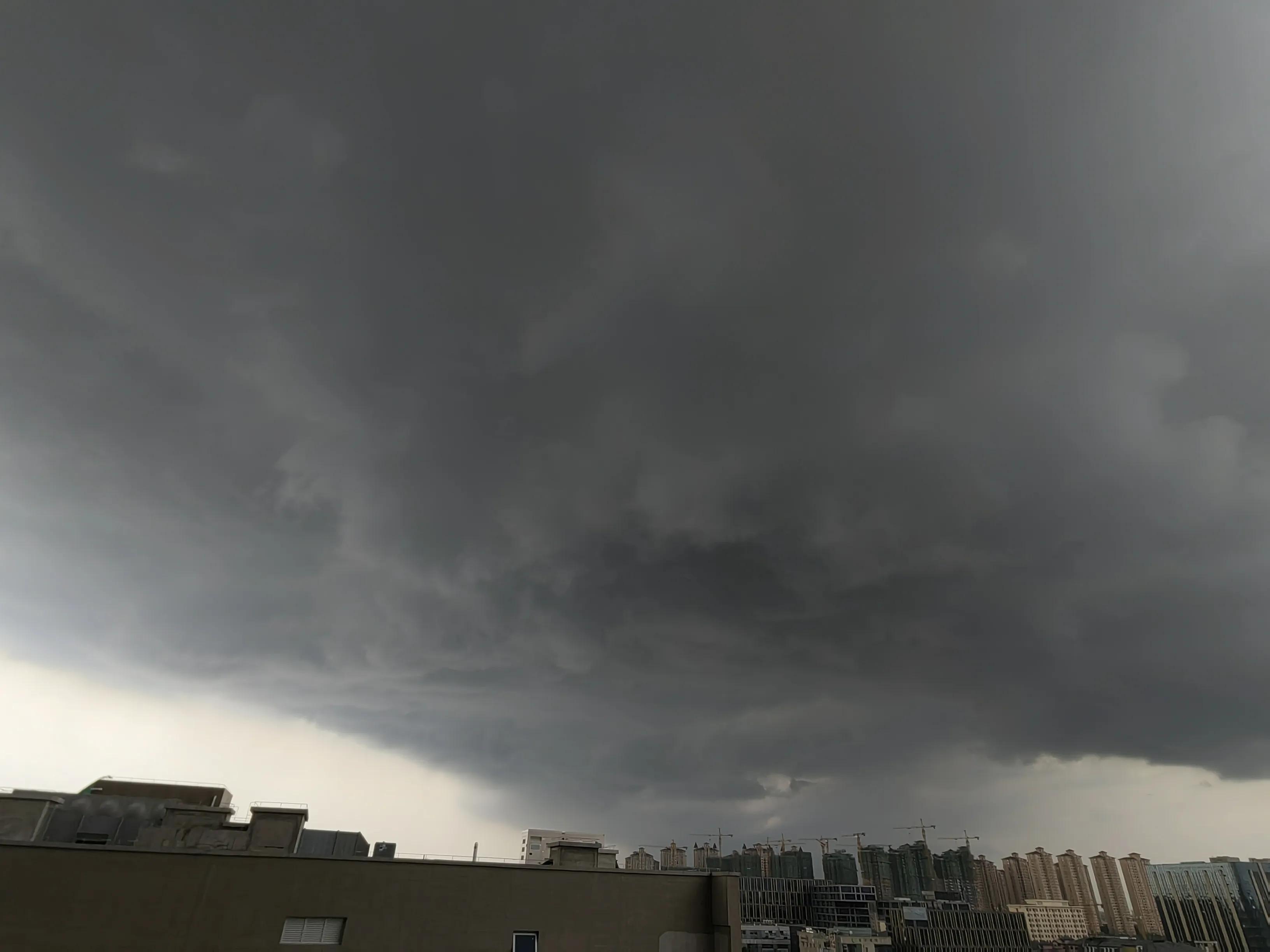 暴雨突袭上海堪比台风过境