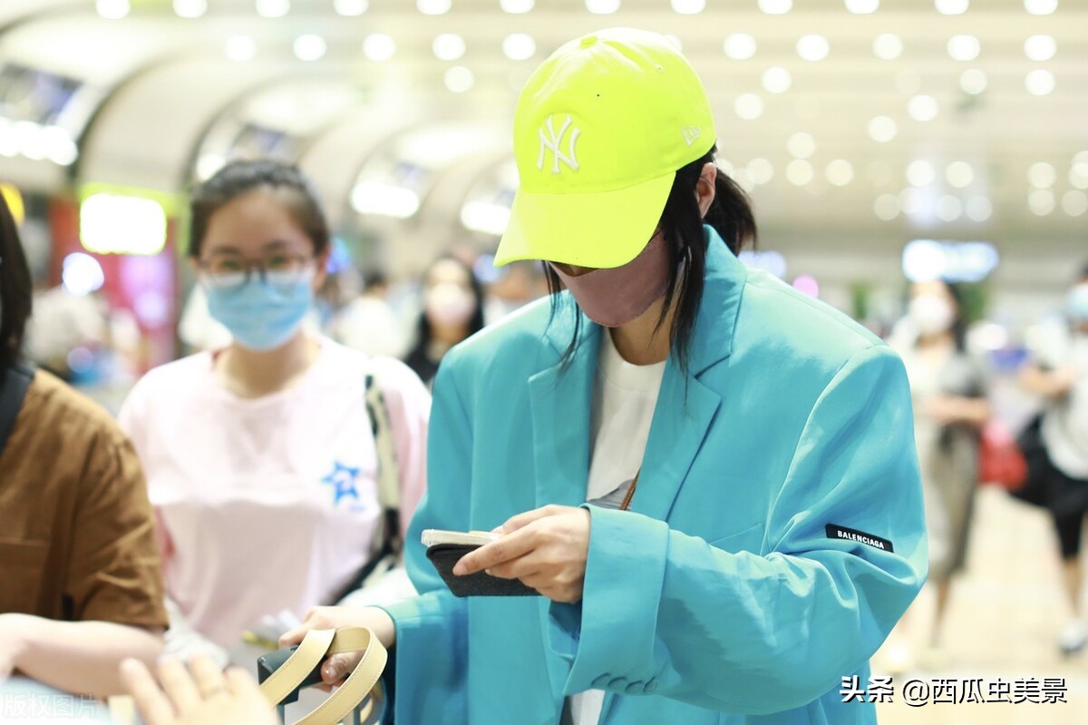 谭维维现身北京机场，湖蓝色西服个性靓眼