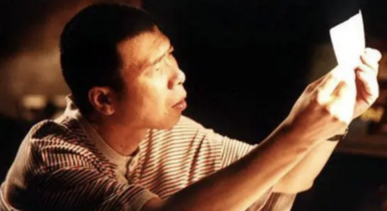 同是第五代顶流导演，把冯小刚张艺谋放在一起对比，差距就出来了