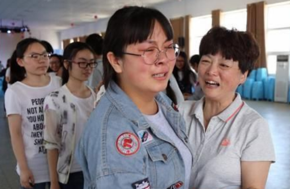 高考体检要“全裸上阵”，女生听了脸都红了，医生：谁愿意看你