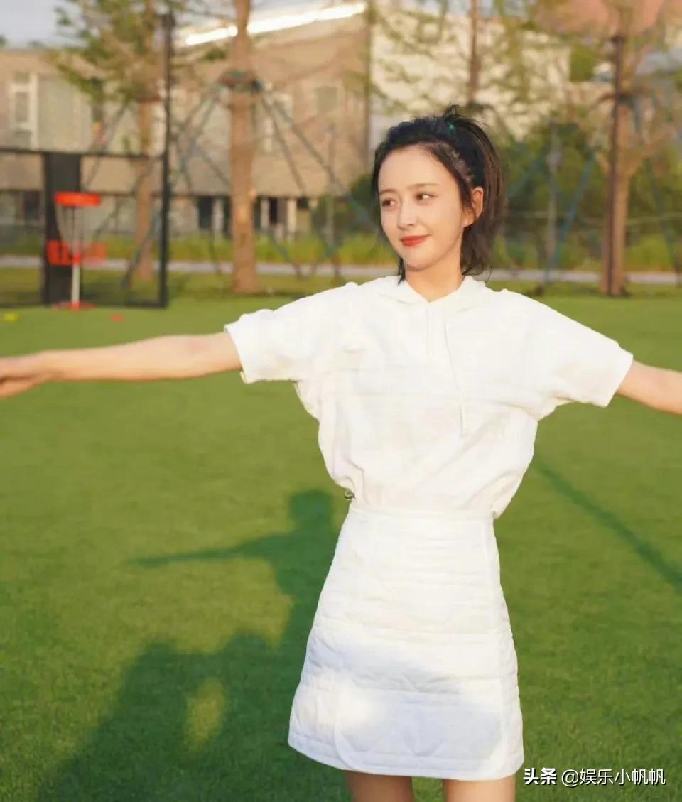 佟丽娅终于又冒泡了!9张自拍换了5身衣服,网友却喊话跪求发原图