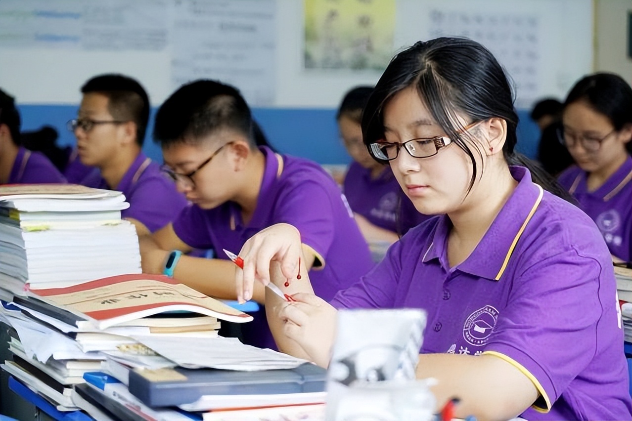 高中生迎来坏消息，高考增设“身份要求”，部分考生或将无缘高考