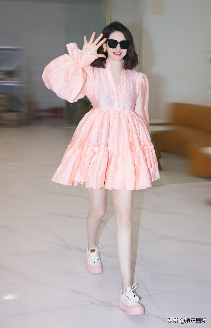 戚薇穿粉色蓬蓬裙遮肚 孕期双腿仍纤细笔直