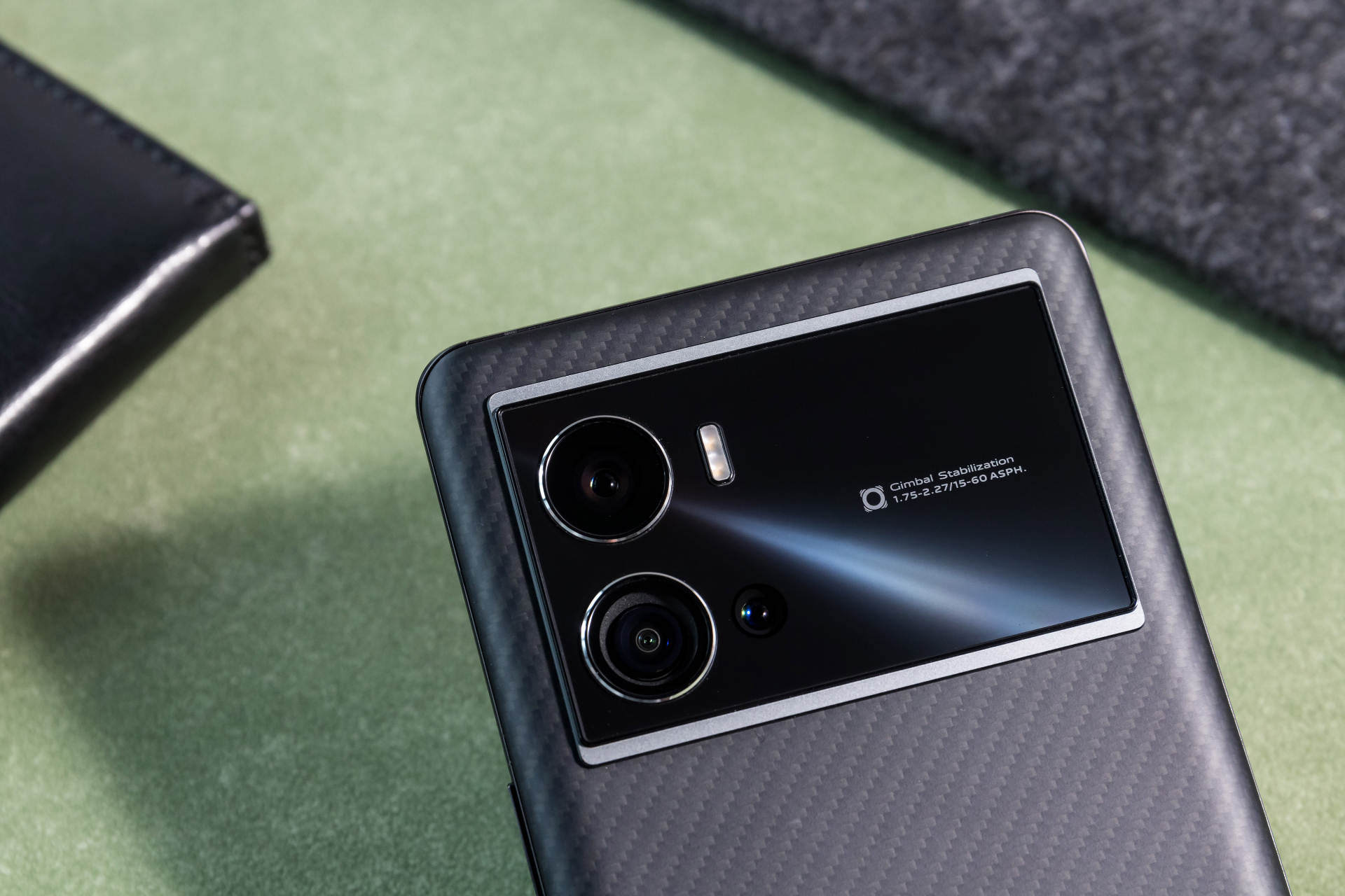 iQOO 9 Pro赛道版亮点一览：外观质感出众，优秀手感令人爱不释手