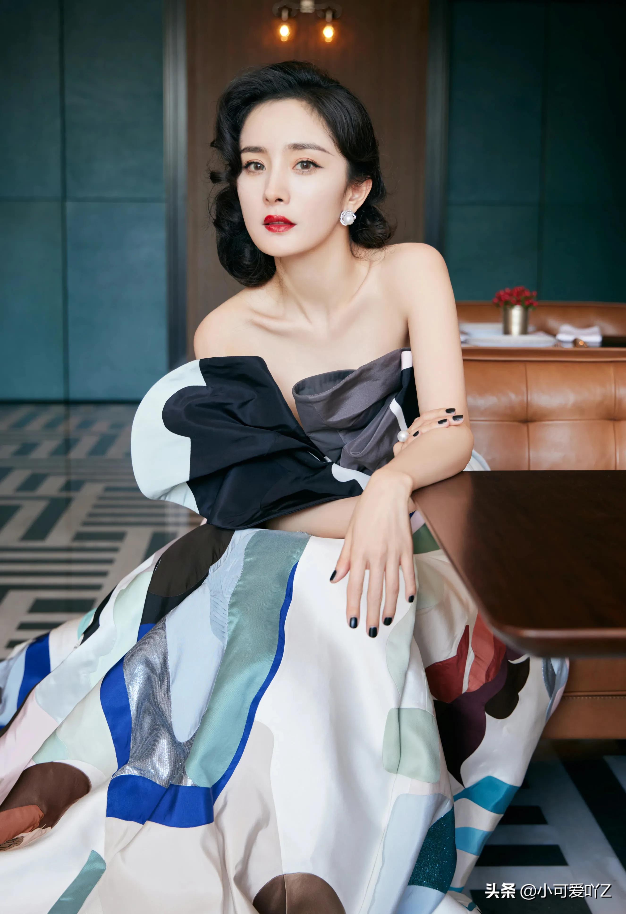 杨幂，复古礼服，波浪卷发，尽显优雅成熟