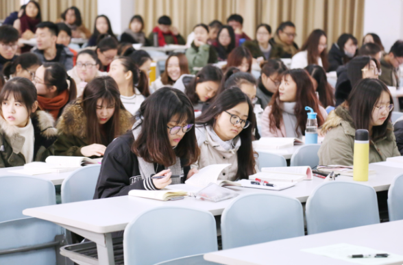 大学行李打包技巧女大学生返校行李箱装满