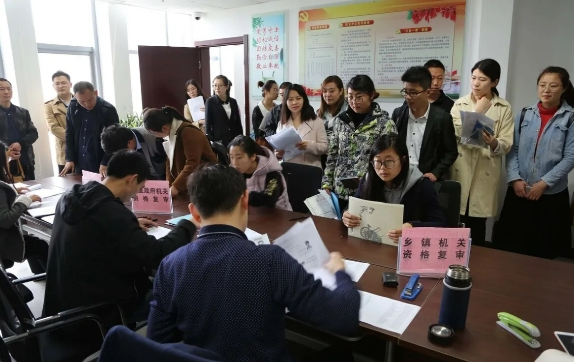 公务员政审出“新规定”，录用标准变严格，大学“犯错”或受影响