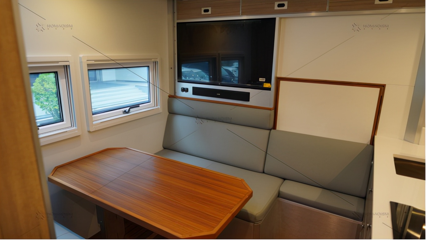 别再问乌尼莫克了,解放4*4国产越野房车,你值得拥有(下)