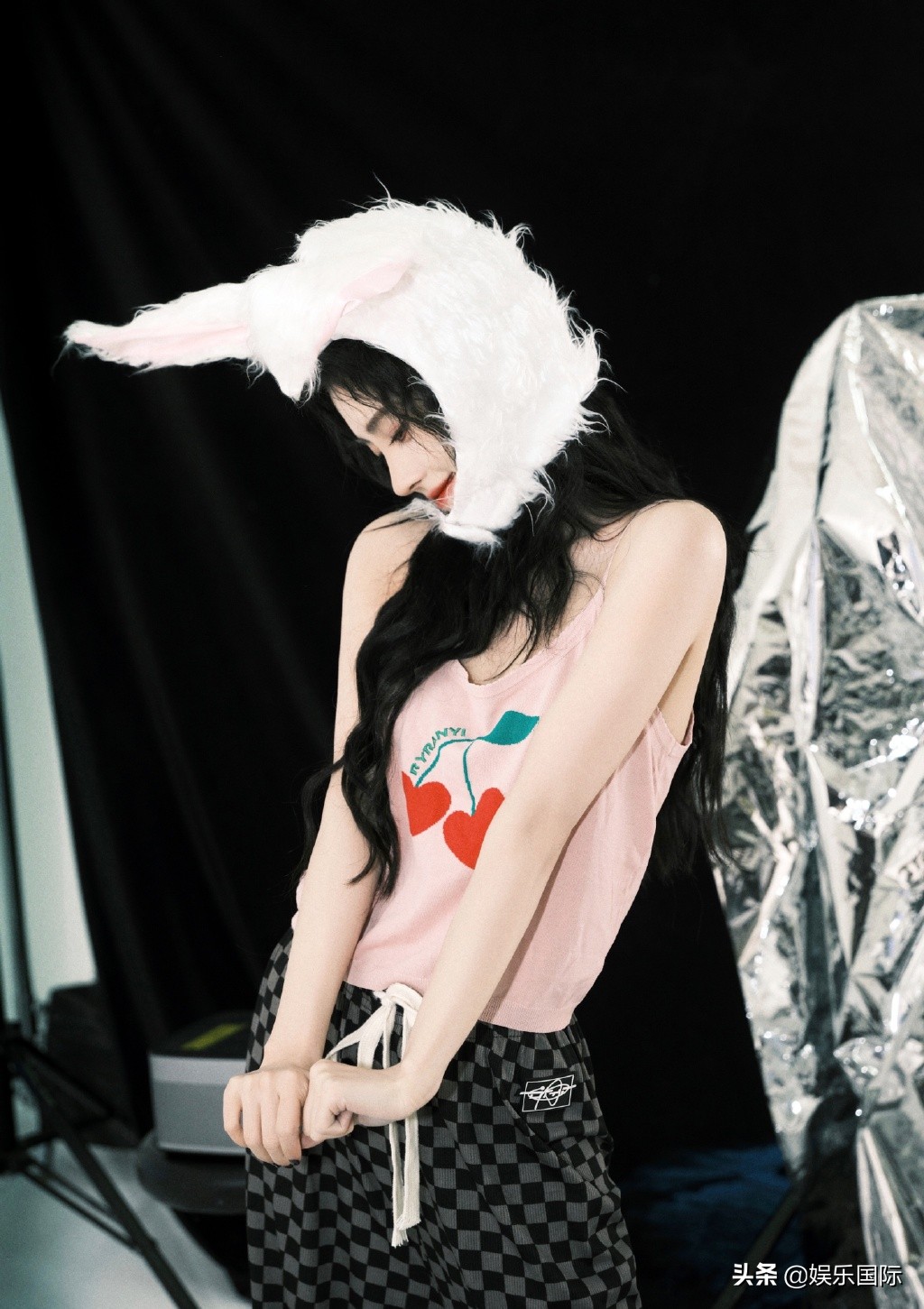 鞠婧祎生日照甜飒十足 两套造型上演反差萌