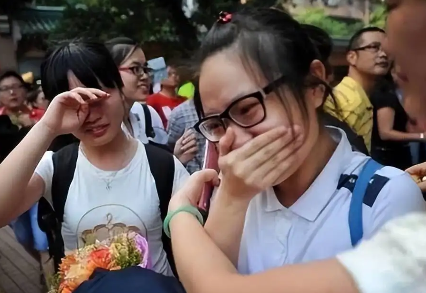 高考成绩未出，考生就已经收到多封录取通知书，家长看完很无奈