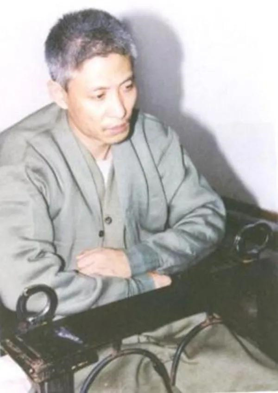 2003年，黑帮教父刘涌被执行死刑，为何提前在脚镣上塞上一元钱？