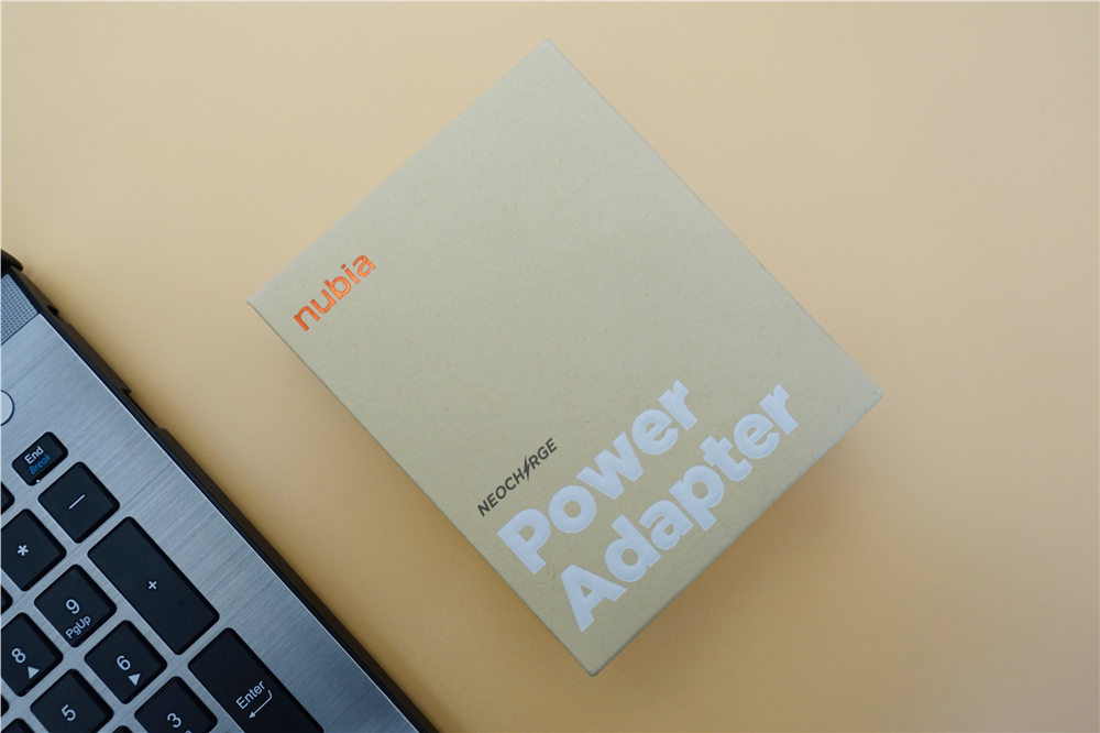 双口超薄氮化镓，轻薄担当！努比亚大白65W超薄氮化镓充电器体验