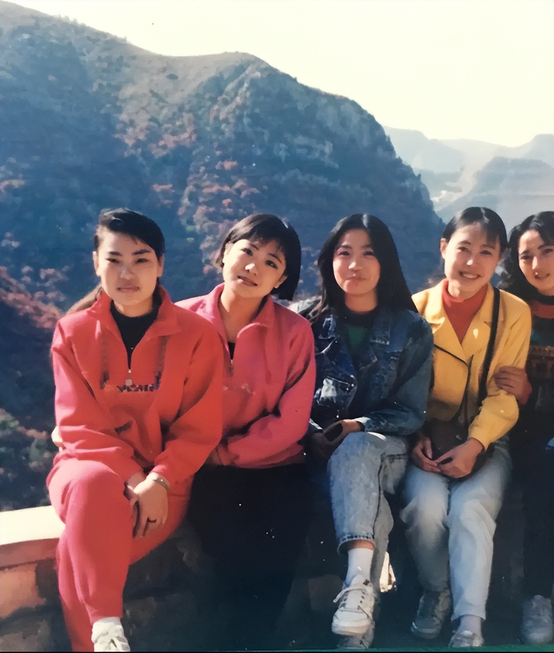 青春年华少女(上世纪八九十年代的青春女孩，清纯自信，甜美笑容沁人心脾)