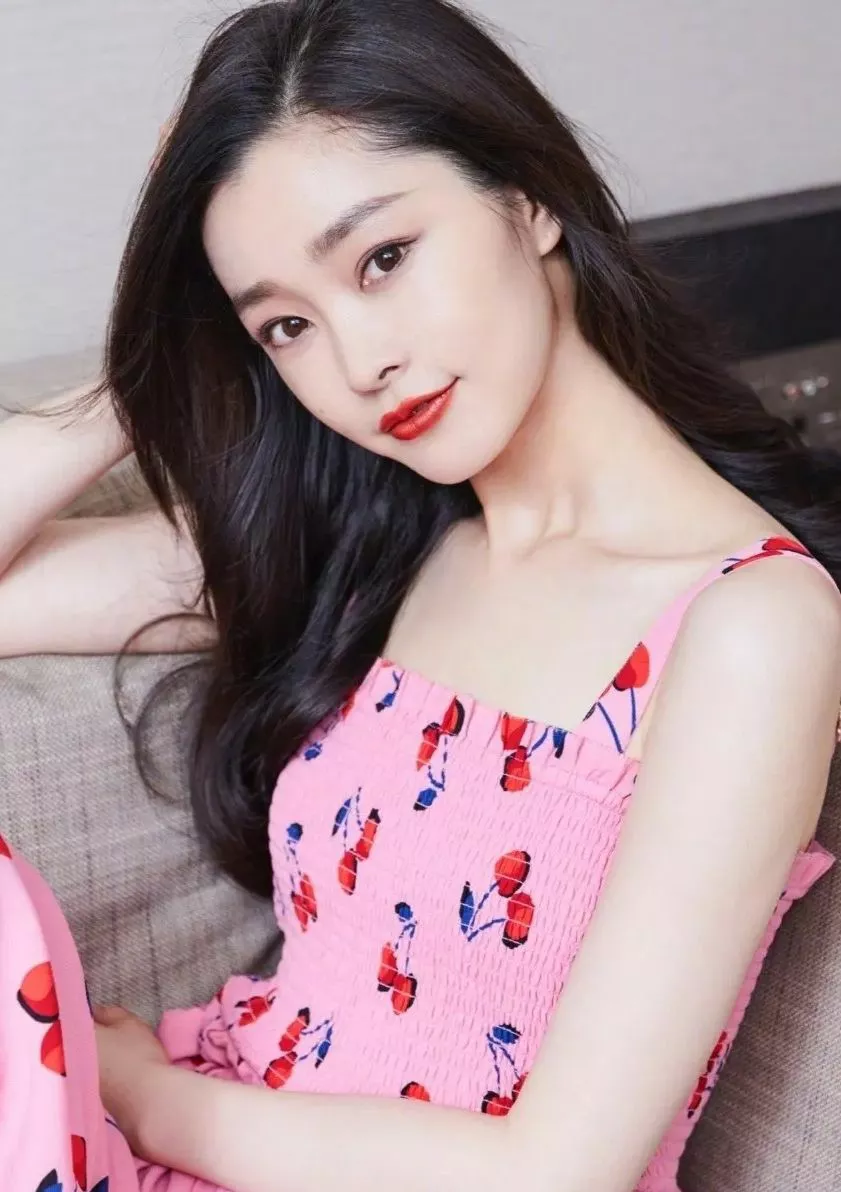 44位明星驾驭的红色服饰典雅大方，由内而外散发出自然的美感