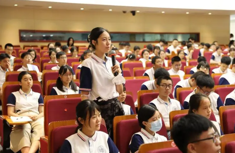 公立初中和私立初中哪个更好，入学三年，才发现差距不是一星半点