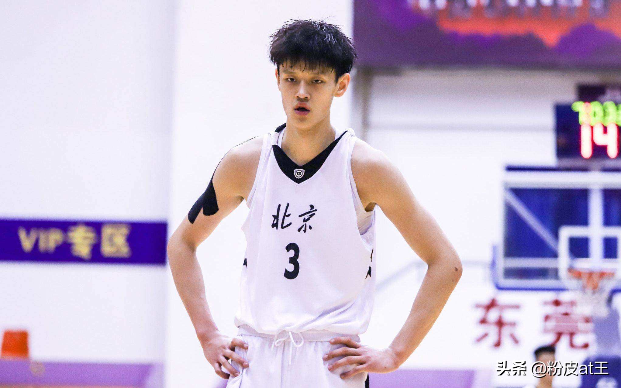 首钢为什么打nba(19岁场均3.8分，曾凡博为何着急参加NBA选秀？要从他与首钢队说起)