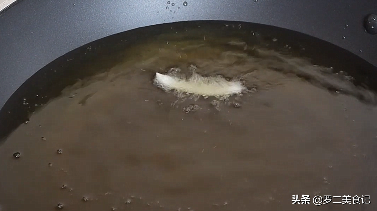 在家如何做蓬松酥脆的油条？告诉你最简单的配方，凉了也不发硬