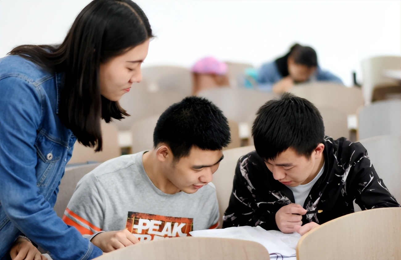 985、211和普通本科有啥区别？几张数据图暴露差距，越努力越幸运