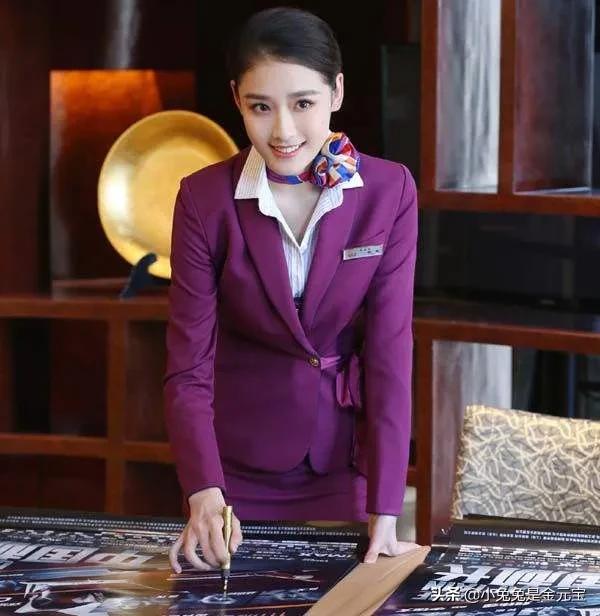 《中国机长》中的女乘务员，气质很出众