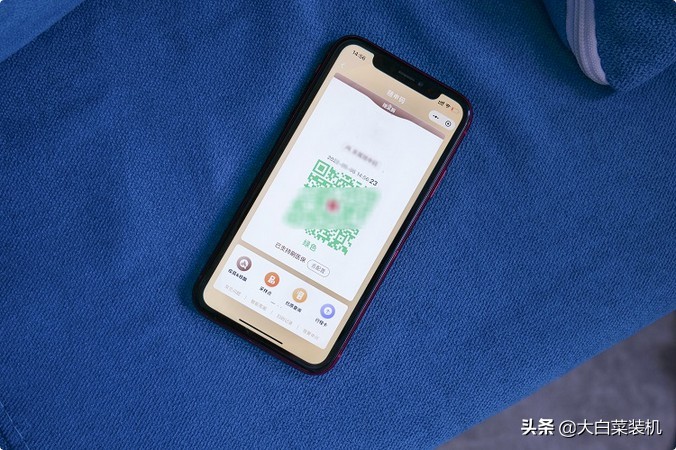 手机轻敲背部两下，就能秒开健康码？真是低估小米了