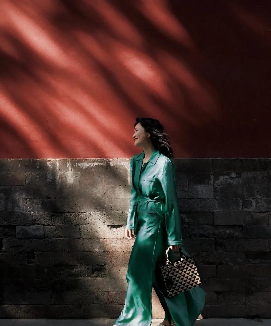 郭柯宇离婚后活成女王，手提几十万奢侈品包，脚踩上万名牌鞋