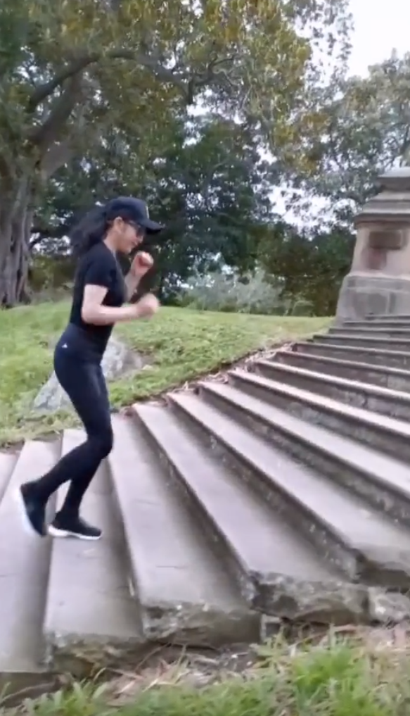 刘晓庆没刻意追求瘦，在公园锻炼阳光有活力，69岁爱美也要健康