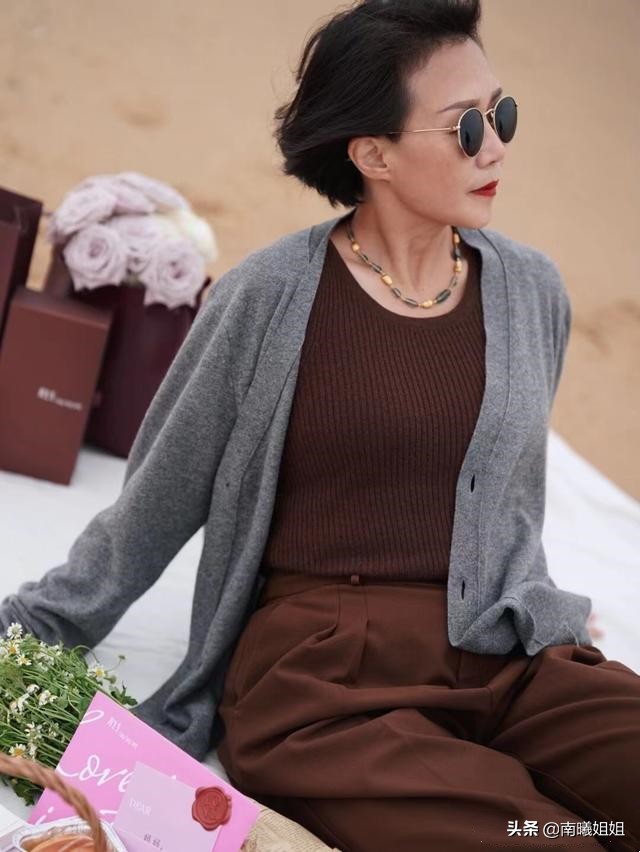 这是我见过最优雅的50+妈妈，不露腰不秀腿，却比明星还有气质