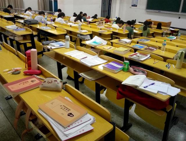 武大女生发长文怒斥占座乱象，堪称讽刺文学大师，“学姐”认怂