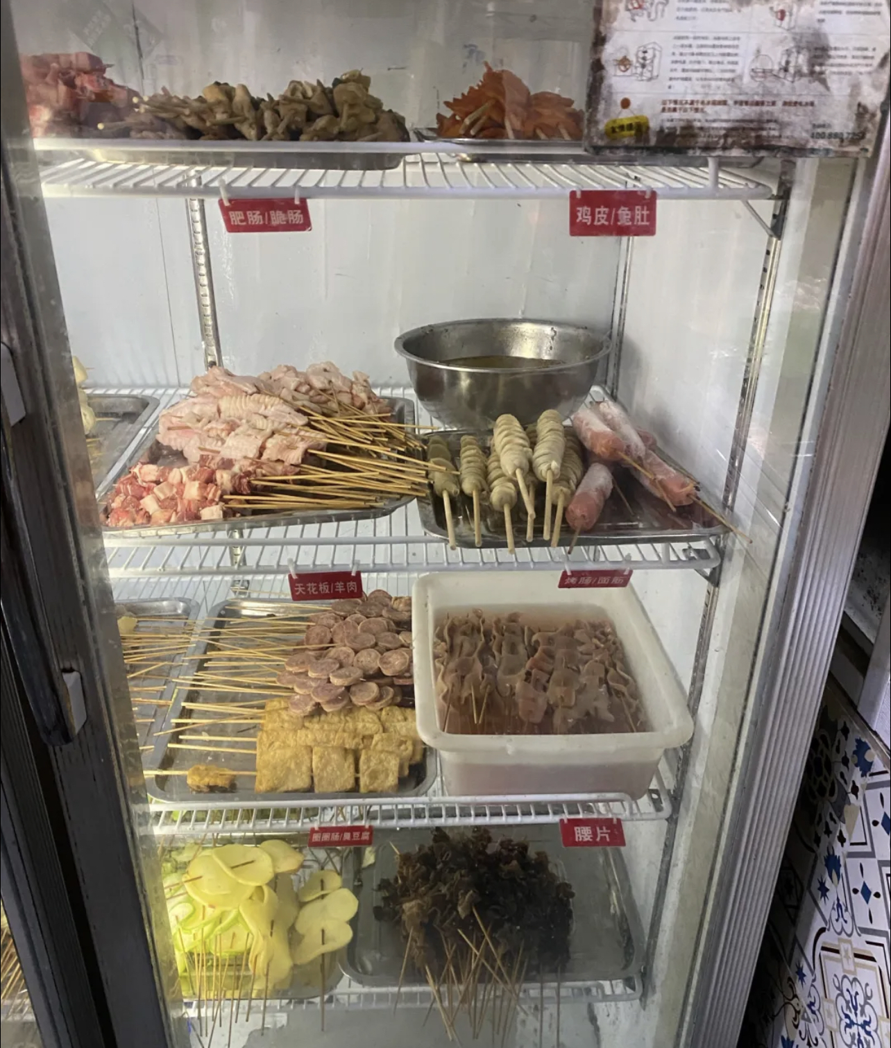 成都都江堰的“网红烧烤”，排队1小时，腥味、焦糊的肉串，失望
