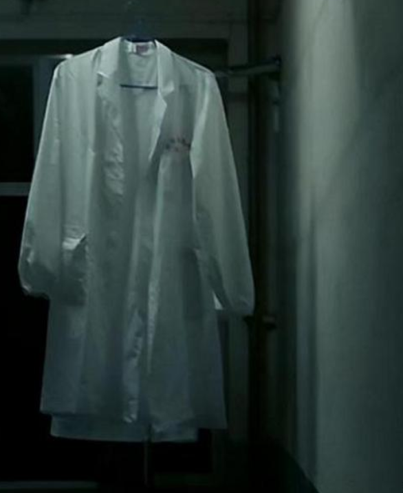 大学“阴间”宿舍走红，堪比大型“祭奠现场”，室友看后睡意全无