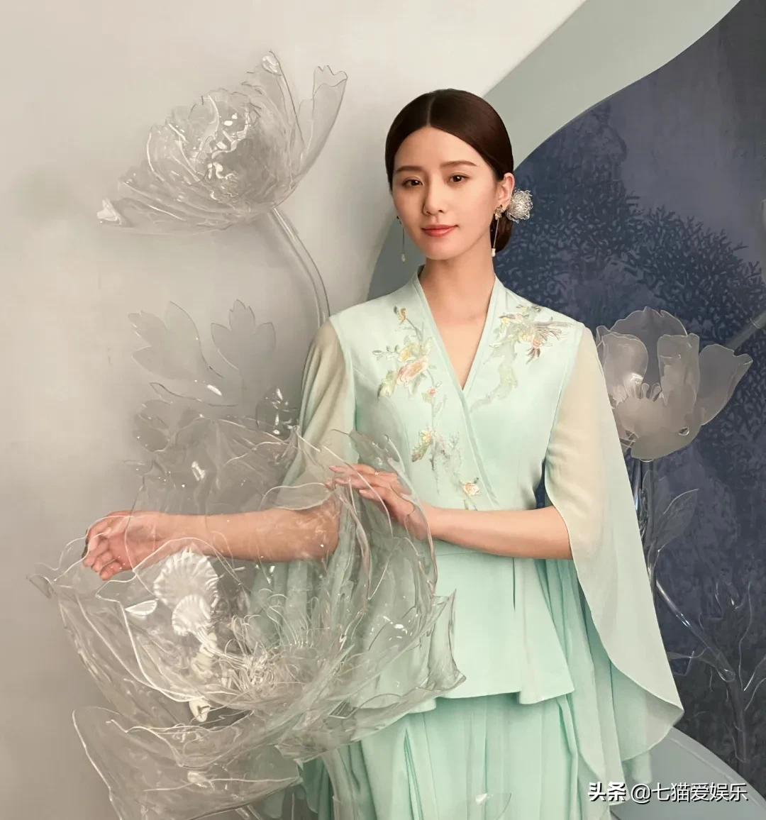 女星的辨识特质：赵丽颖的小脚，刘诗诗的天鹅颈，李沐宸的招风耳