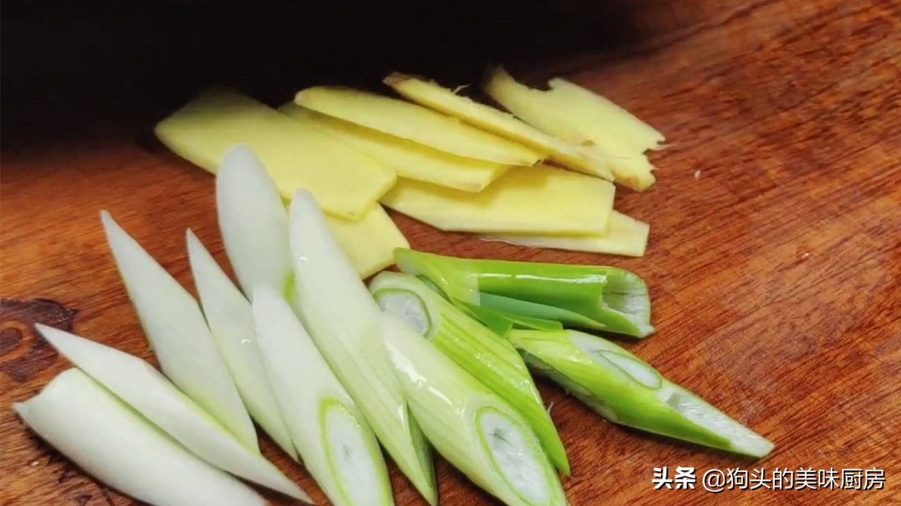 把整只鸡放到盐水中一泡，出锅皮脆肉嫩，不柴不腥，实在太厉害了