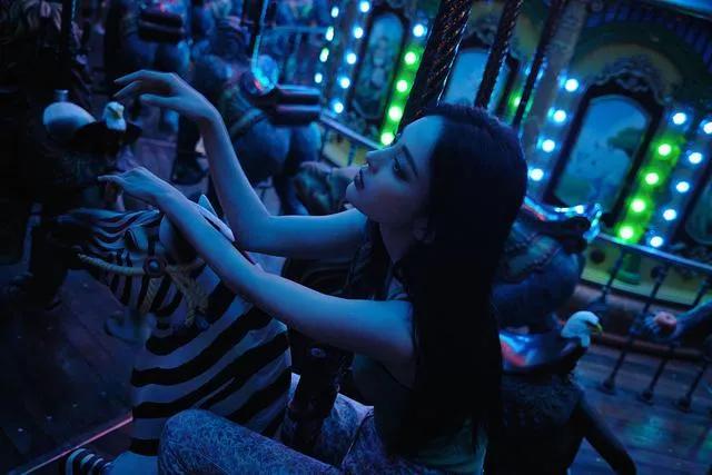 金晨迪丽热巴古力娜扎上演霓虹灯下的极限魅惑，这谁能抵挡得住呀