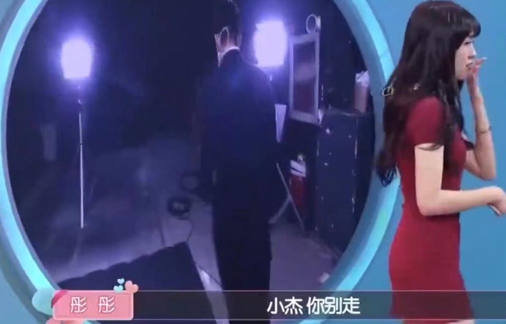 男生弃学业照顾女友6年，求婚前偷听到她的心里话，哭着转身离去