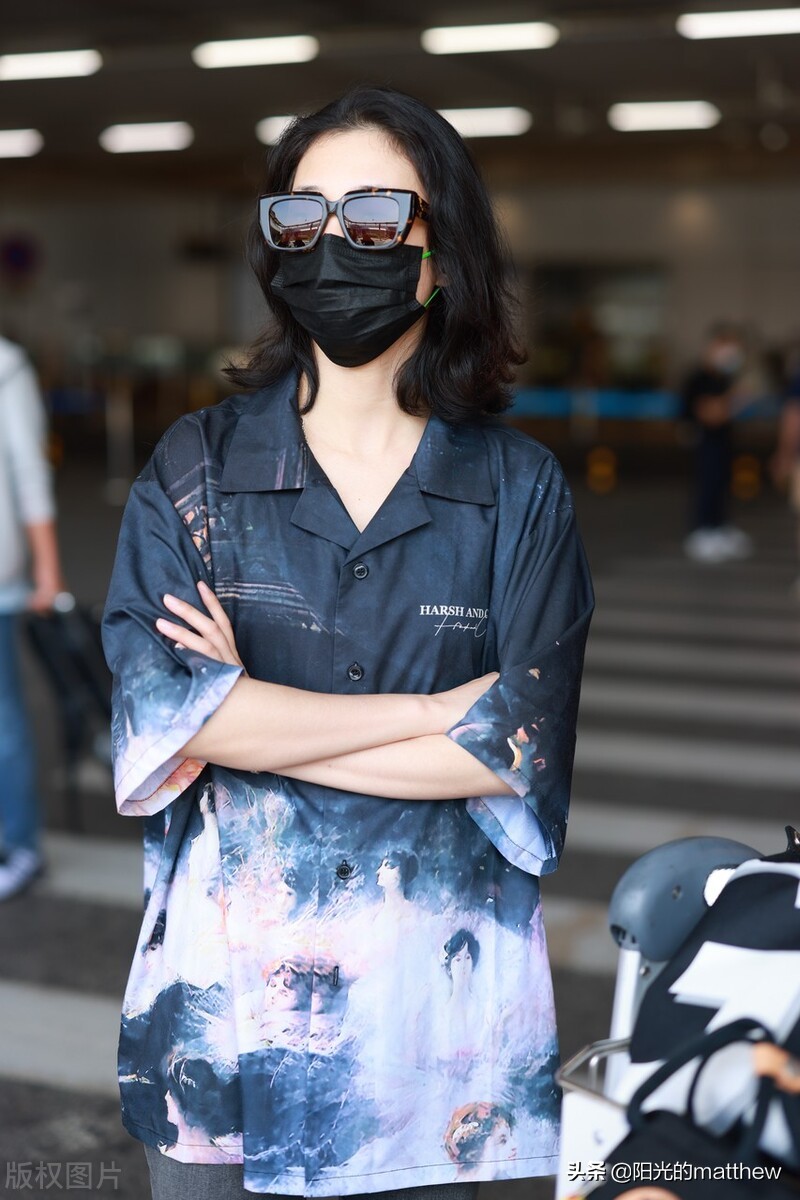 郭颖穿印花衬衫戴超大墨镜现身机场，大步流星气质高冷
