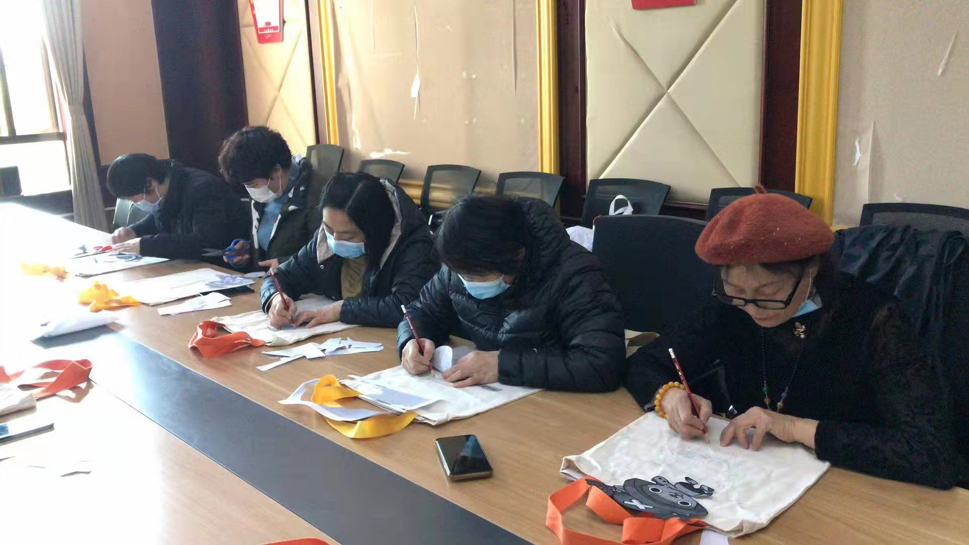 “邻里亲”睦邻活动小组活动之二 创意DIY,手绘帆布袋