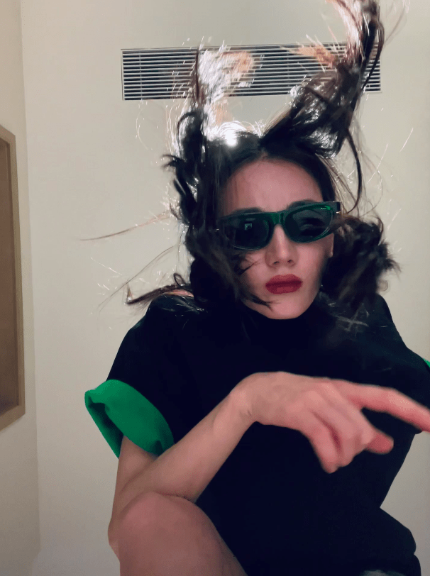 迪丽热巴晒戴墨镜自拍酷飒十足 发丝飞扬红唇抢镜