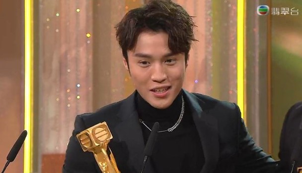 TVB颁奖礼上演宫斗，钟嘉欣痛失视后输给林夏薇是因为站错队？