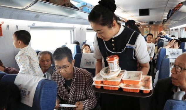 中国高铁盒饭，日本高铁盒饭，韩国高铁盒饭，网友：没比较没伤害