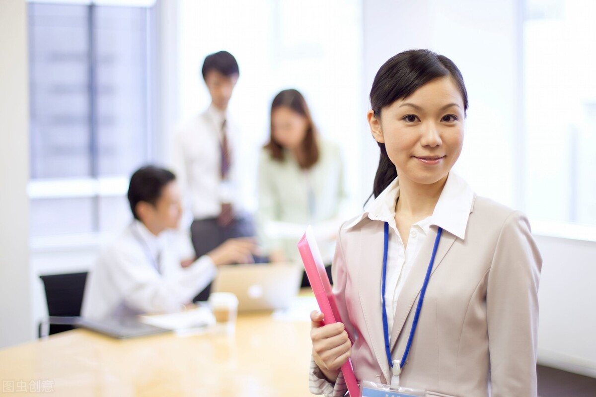 年中離職，企業私扣績效年底發放？屬于違法行為