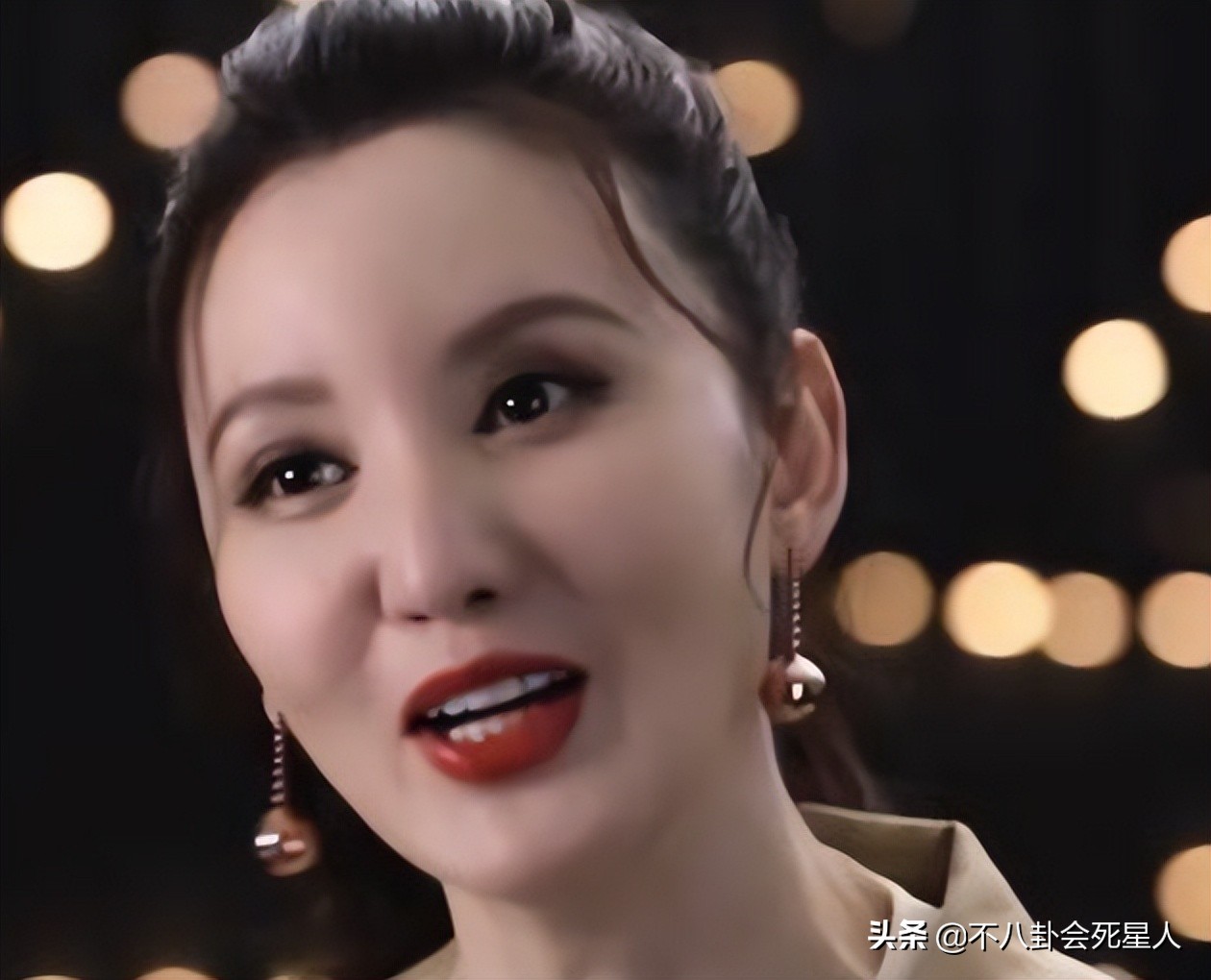 娱乐圈“假下巴”大赏，又尖又翘，一笑下巴原地起飞太吓人