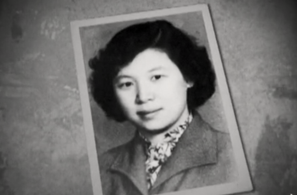 李敏去看望贺子珍后，捎回来个礼物，毛泽东拆开：你妈妈心思细腻