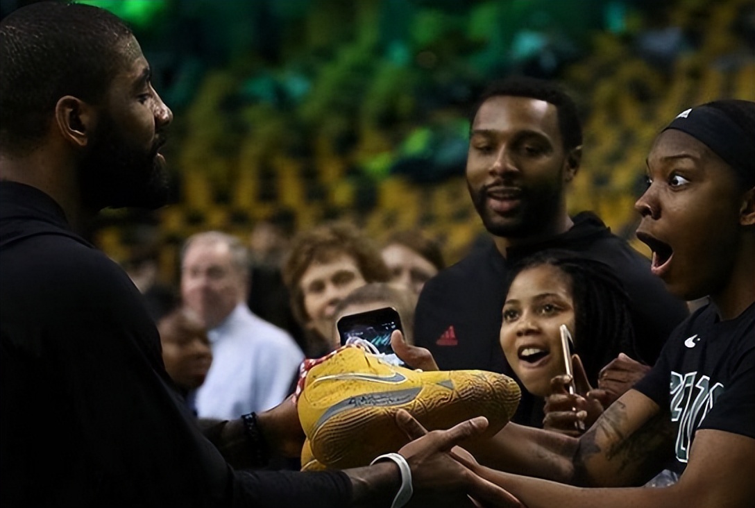 为什么nba都送粉丝鞋呢(为何NBA球星那么有钱，但是送球鞋给球迷 会把鞋垫拿出来？)