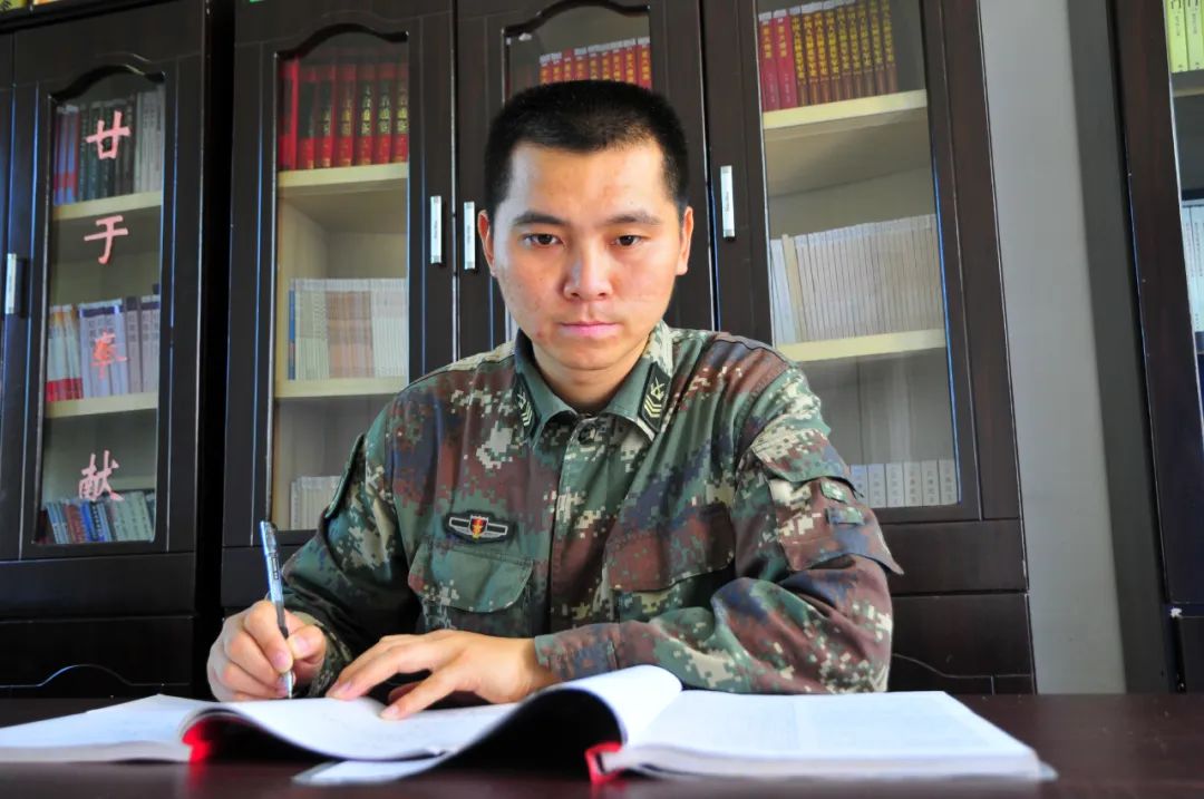 自2017年起,薛伟被火箭军聘为军事训练考官,还担负着该部基础教材编写