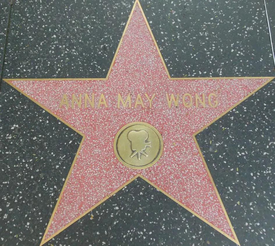 她容貌艳丽却终生未嫁，养活全家却被家人视为耻辱，悲哀的巨星