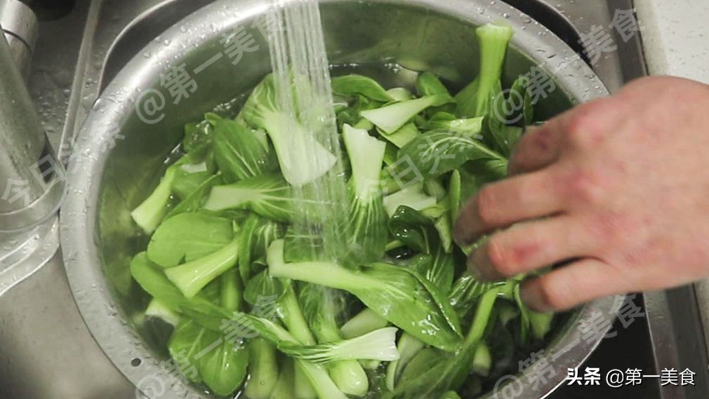 青菜怎么炒翠绿不出水？牢记这“4点”，青菜好看又好吃