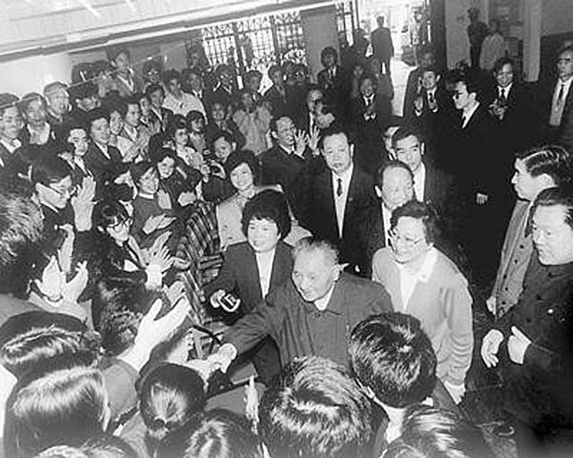 中国入世谈判最后一天，朱镕基说道：龙永图，你不要再递条子了